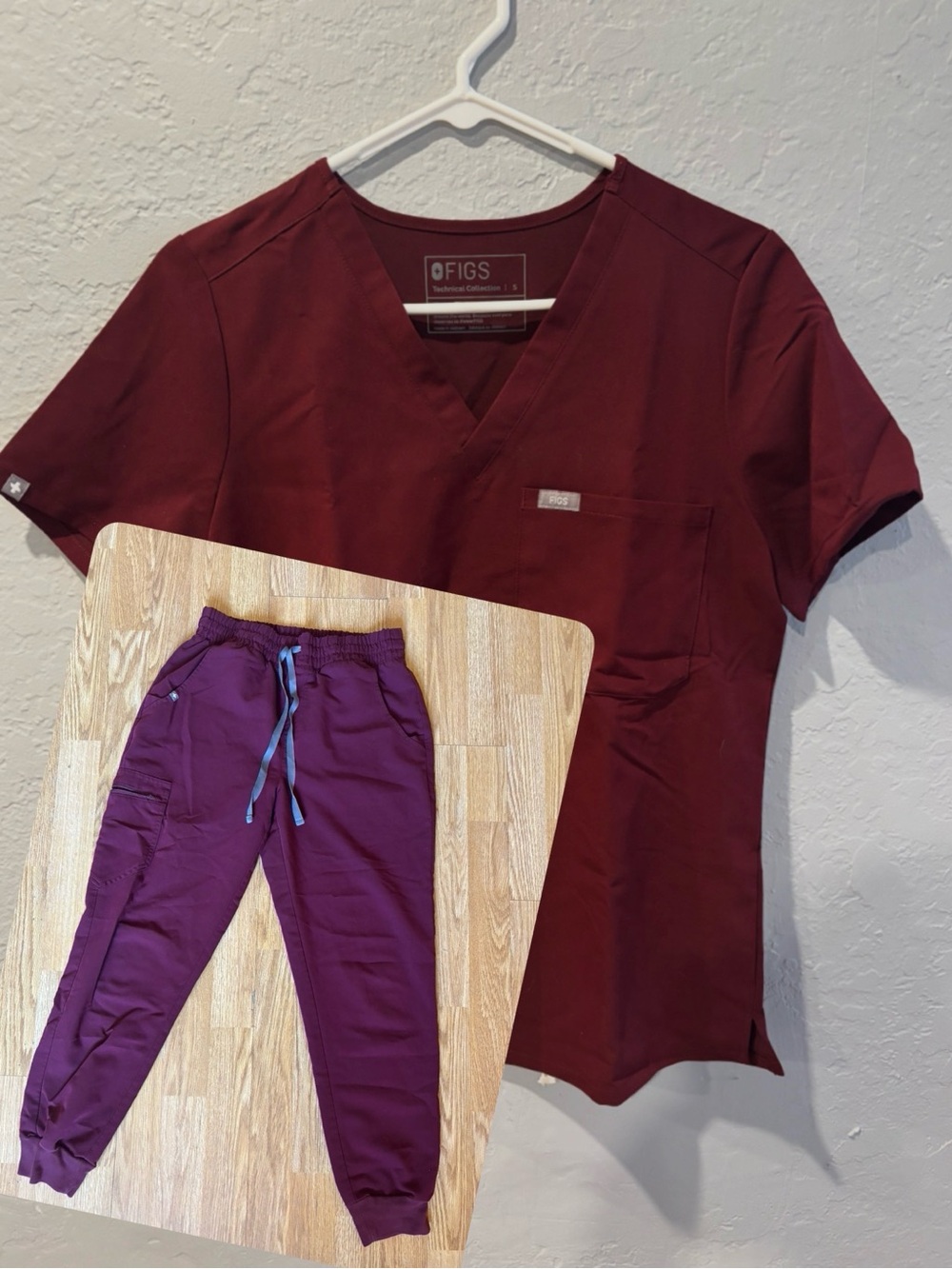 Figs burgundy scrub SET. Catarina top (S) and Zamora bottoms (SP)